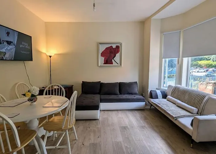 Entire 2 Bedroom Cosy Flat Near City Centre