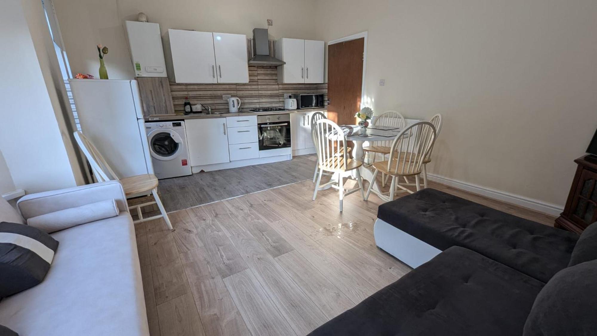 Entire 2 Bedroom Cosy Flat Near Centre Apartment