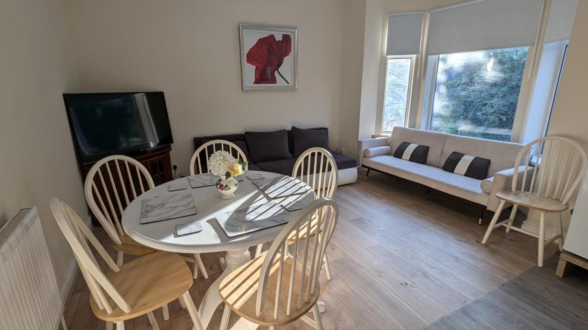 Entire 2 Bedroom Cosy Flat Near Centre Apartment