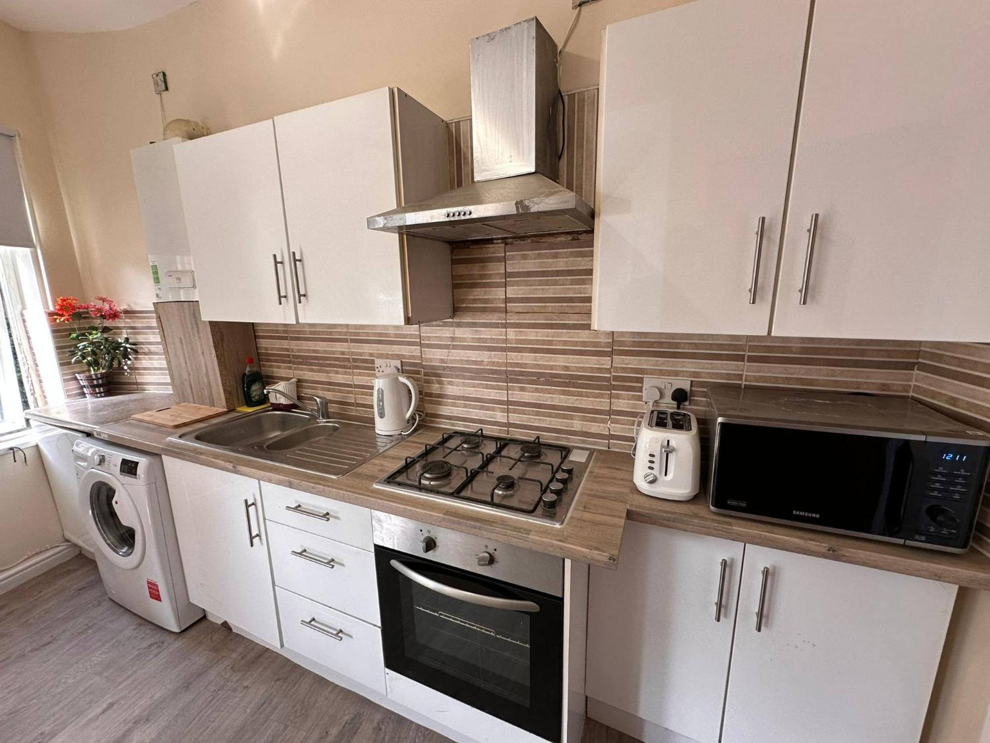 Apartment Entire 2 Bedroom Cosy Flat Near Centre