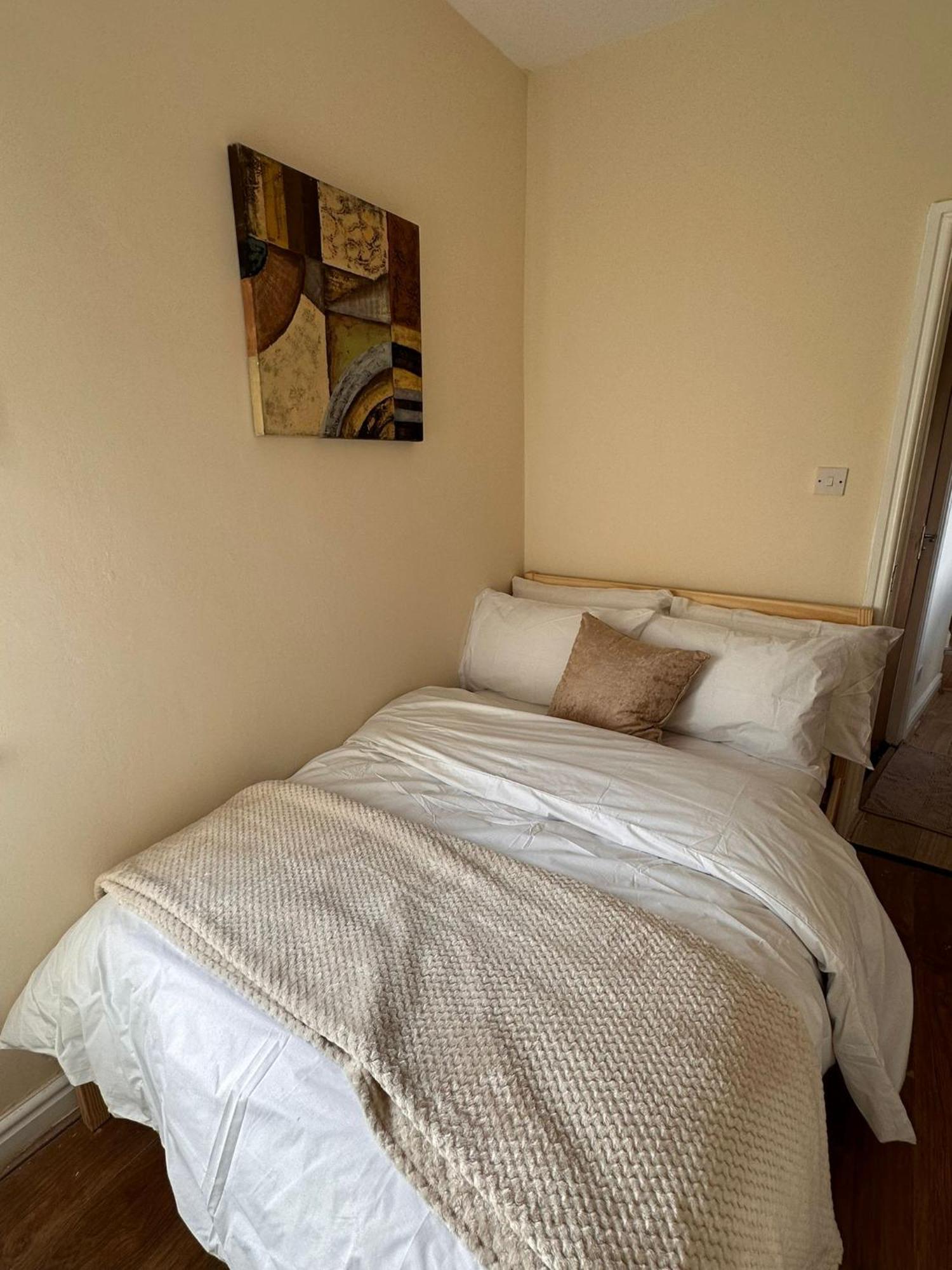 Apartment Entire 2 Bedroom Cosy Flat Near Centre *
