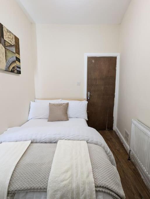 Entire 2 Bedroom Cosy Flat Near Centre