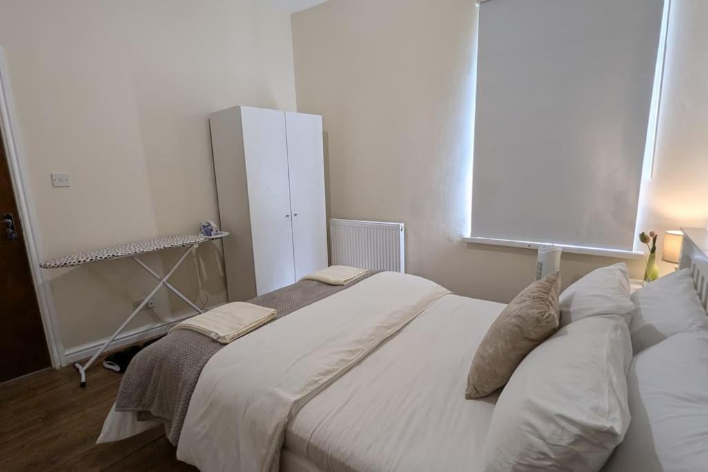 Entire 2 Bedroom Cosy Flat Near Centre Apartment *