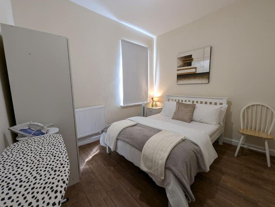 Entire 2 Bedroom Cosy Flat Near Centre *