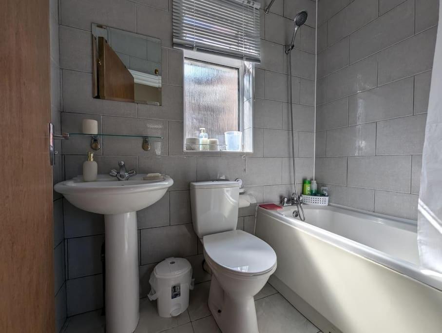 Entire 2 Bedroom Cosy Flat Near Centre Apartment *