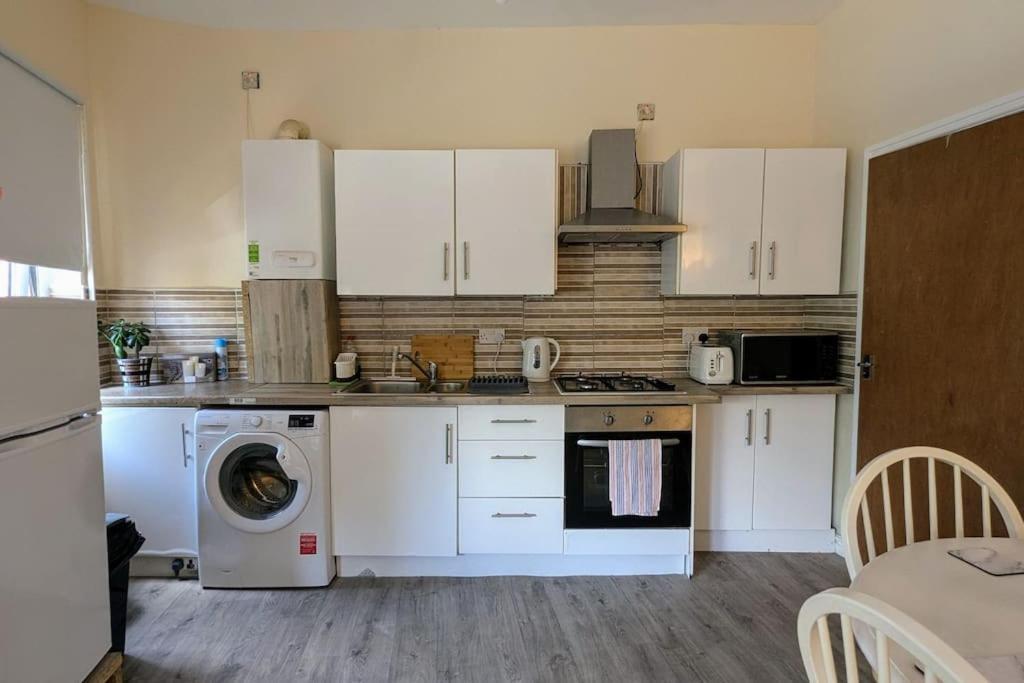 Entire 2 Bedroom Cosy Flat Near Centre *