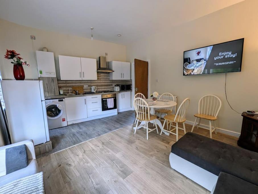 Entire 2 Bedroom Cosy Flat Near Centre Manchester