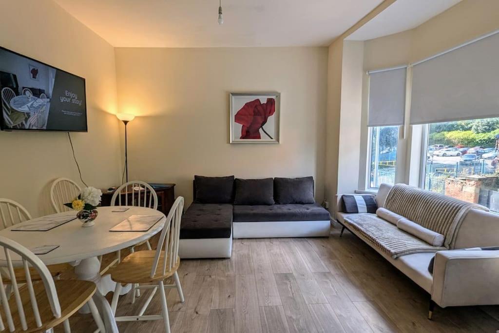 Entire 2 Bedroom Cosy Flat Near Centre Apartment *